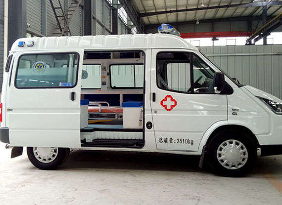 江铃特顺短轴中顶救护车